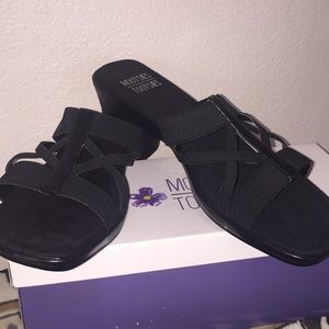 NEW black straps stretch sandal, 1 inch heel, 🌼